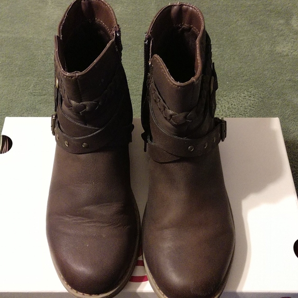 Shoes - Picture 3 of 6